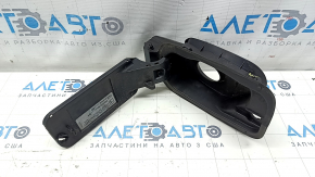 The fuel filler flap housing of the Audi A4 B9 17-25 has broken fasteners.