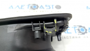 The fuel filler flap housing of the Audi A4 B9 17-25 has broken fasteners.