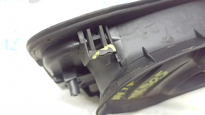 The fuel filler flap housing of the Audi A4 B9 17-25 has broken fasteners.