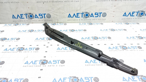 The door-wing seal, front right Volkswagen ID.4 23-25, is broken.