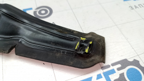 The door-wing seal, front right Volkswagen ID.4 23-25, is broken.