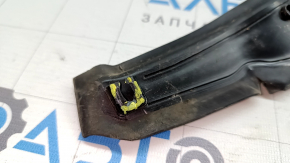 The door-wing seal, front left, Volkswagen ID.4 23-25, broken fastening