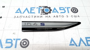 The ID.4 logo emblem on the front right fender of a Volkswagen ID.4 23-25 S is cracked.