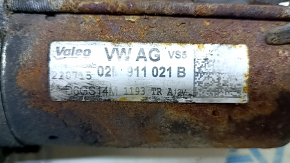 The starter on a VW Tiguan 2017 is rusty.