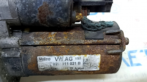 The starter on a VW Tiguan 2017 is rusty.