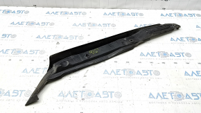 The right door-wing seal of the Audi Q3 8U 15-18 is cracked.
