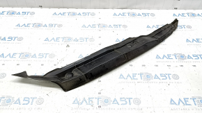 The right door-wing seal of the Audi Q3 8U 15-18 is cracked.