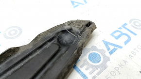The right door-wing seal of the Audi Q3 8U 15-18 is cracked.