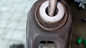 The rear right transverse rod of the Audi Q7 4L 10-15 is torn.