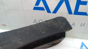 The front left mudguard for a Chevrolet Bolt 17 is worn.