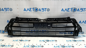 The grille frame of the Audi Q5 80A 18-20 is broken.
