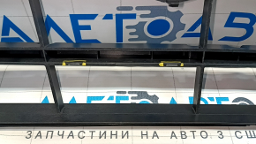The grille frame of the Audi Q5 80A 18-20 is broken.