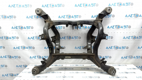 The rear subframe of the Audi Q7 4L 10-15 is rusty.