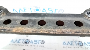 The rear subframe of the Audi Q7 4L 10-15 is rusty.