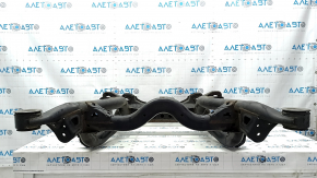 The rear subframe of the Audi Q7 4L 10-15 is rusty.