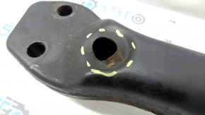 The crossmember of the automatic transmission of the Audi Q7 4L 10-15 has dented fasteners.