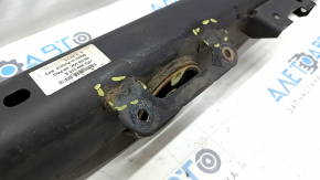 The crossmember of the automatic transmission of the Audi Q7 4L 10-15 has dented fasteners.