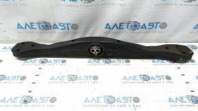 The crossmember of the automatic transmission of the Audi Q7 4L 10-15 has dented fasteners.