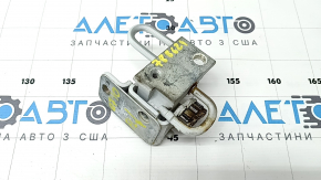 The lower front left door hinge for an Audi Q7 4L 10-15 is rusty.