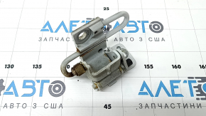 The lower front left door hinge for an Audi Q7 4L 10-15 is rusty.