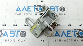 The lower front right door hinge for an Audi Q7 4L 10-15 is rusty.
