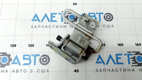 The lower front right door hinge for an Audi Q7 4L 10-15 is rusty.