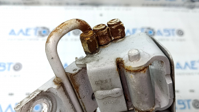 The lower front right door hinge for an Audi Q7 4L 10-15 is rusty.