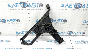 The right rear bumper mount for the Audi Q7 4L 10-15 is broken.