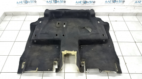 The rear floor covering of the Audi Q7 4L 10-15 is black and needs cleaning, it is torn.