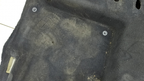 The rear floor covering of the Audi Q7 4L 10-15 is black and needs cleaning, it is torn.