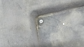 The rear floor covering of the Audi Q7 4L 10-15 is black and needs cleaning, it is torn.