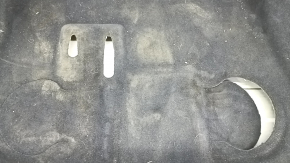 The rear floor covering of the Audi Q7 4L 10-15 is black and needs cleaning, it is torn.