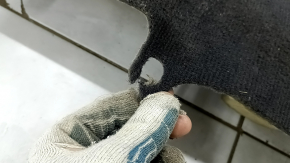 The rear floor covering of the Audi Q7 4L 10-15 is black and needs cleaning, it is torn.
