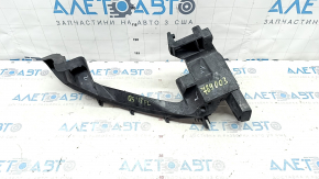 The left front headlight mount of the Audi Q5 80A 18-20 has a broken fragment.