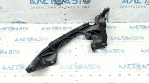 The left front headlight mount of the Audi Q5 80A 18-20 has a broken fragment.