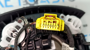 The steering wheel airbag for the driver's side of the Audi Q7 4L 10-15 is black, the chrome is peeling, and there is a scratch.