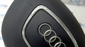 The steering wheel airbag for the driver's side of the Audi Q7 4L 10-15 is black, the chrome is peeling, and there is a scratch.