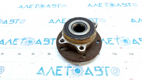 The rear left hub of an Audi Q3 8U 15-18 AWD is rusty.