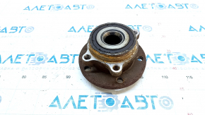 The rear right hub of an Audi Q3 8U 15-18 AWD is rusty.