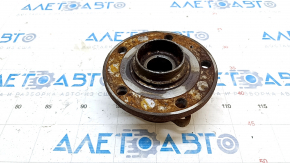The rear right hub of an Audi Q3 8U 15-18 AWD is rusty.
