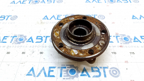 The rear left hub of an Audi Q3 8U 15-18 AWD is rusty.