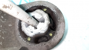 The rear differential gearbox of the Audi Q7 4L 10-15 3.0 TFSI has 2 cracked silent blocks.