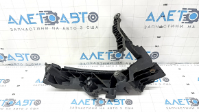 The left front headlight eyepiece mount for the Audi Q5 8R 09-17 is broken.