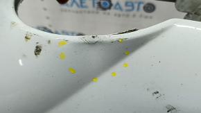 The right front bumper trim under the fog light of an Audi Q7 4L 10-15 is pressed and has scratches.