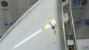The right front bumper trim under the fog light of an Audi Q7 4L 10-15 is pressed and has scratches.