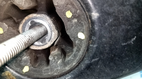The rear subframe of the Audi Q5 8R 09-17 AWD is rusty, 2 bushings are torn, 1 silent block has microcracks.