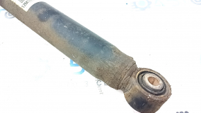 The rear left shock absorber for the Audi Q5 8R 13-17 is rusty.