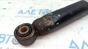 The rear right shock absorber of the Audi Q5 8R 13-17 is rusty and dented.