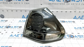 The outer right fender light of a Lexus RX350 RX400h 06-07 is dark, with spider webs and scratches.