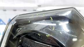 The outer right fender light of a Lexus RX350 RX400h 06-07 is dark, with spider webs and scratches.
